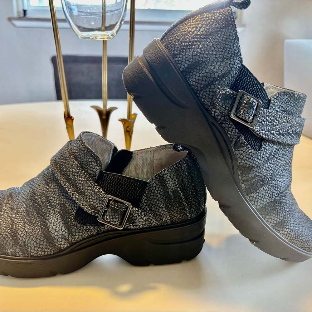 Nurse Mate Align Arya Charcoal Clogs Size 7